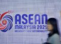 MALAYSIA berperanan untuk memperkukuhkan kesatuan ASEAN agar kuasa luar tidak dapat menggugat kesepakatan serantau.