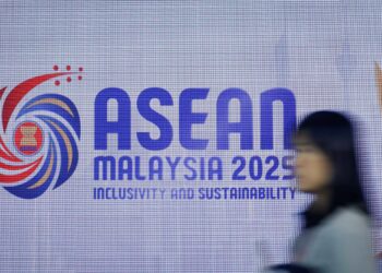 MALAYSIA berperanan untuk memperkukuhkan kesatuan ASEAN agar kuasa luar tidak dapat menggugat kesepakatan serantau.