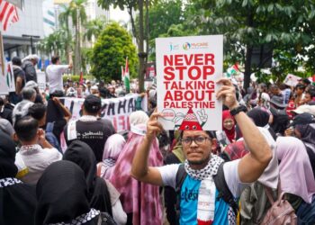 MAHASISWA membuktikan tiada siapa boleh menghalang mereka menyuarakan kebenaran untuk memperjuangkan hak Palestin.