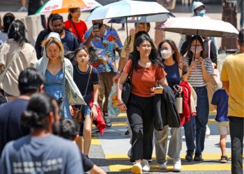 MUAT turun aplikasi MYJalan dan menggunakannya untuk membuat aduan jalan rosak dan lampu isyarat tidak berfungsi agar cepat diambil tindakan.