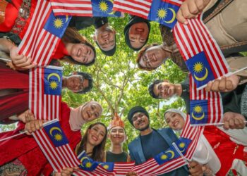 KOMUNIKASI beretika harus menjadi budaya yang dipupuk sejak awal supaya dapat mengelakkan isu perkauman.