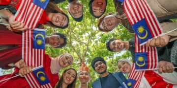 KOMUNIKASI beretika harus menjadi budaya yang dipupuk sejak awal supaya dapat mengelakkan isu perkauman.