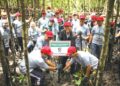 MENJAGA alam sekitar merupakan amanah yang perlu dipikul oleh setiap individu supaya manfaat daripada pokok-pokok ini dapat diwariskan kepada generasi akan datang.