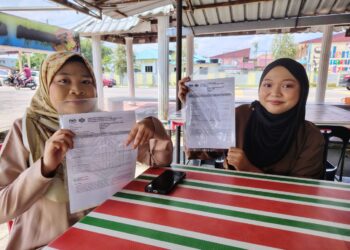 NOOR AMIRINA ANISSA Amir (kiri) dan Nurain Salihah Mohd. Atan menunjukkan keputusan 4A pada peperiksaan STPM 2024 di SMK Benut, Pontian, Johor.