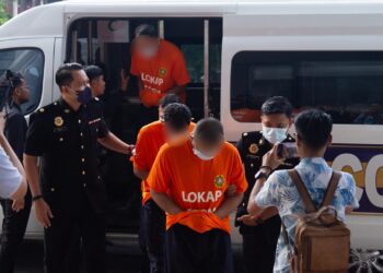 KESEMUA suspek dibawa ke Mahkamah Majistret, Ayer Keroh, Melaka untuk permohonan reman bagi membantu siasatan mengikut Seksyen 16 (a) (B) Akta SPRM 2009. - UTUSAN/ARIF HAMIZAN MISKON
