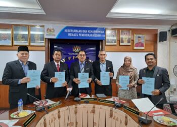 FADIL Long (tiga dari kiri) bersama pegawai JPN Kedah pada sidang akhbar selepas mengumumkan keputusan STPM 2024 bagi negeri Kedah di Alor Setar.