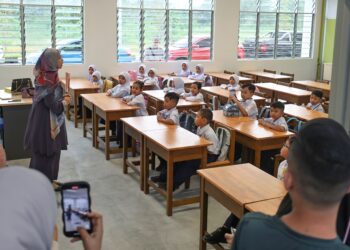 KAUNSELOR sekolah perlu sentiasa memantau dan membantu mengesan kemungkinan ada pelajar murung serta  memastikan mereka  kekal stabil. – GAMBAR HIASAN