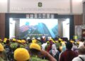 KAMPUNG angkat merapatkan jurang pembangunan antara desa dan bandar dengan melengkapkan kemudahan asas air, elektrik, jalan, lampu jalan, dan capaian internet.