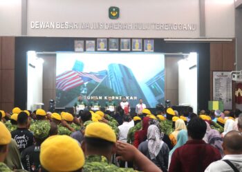 KAMPUNG angkat merapatkan jurang pembangunan antara desa dan bandar dengan melengkapkan kemudahan asas air, elektrik, jalan, lampu jalan, dan capaian internet.