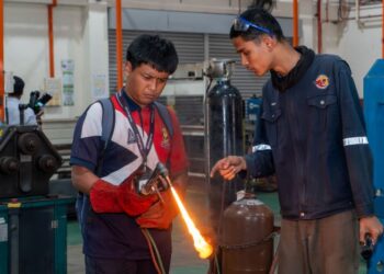 RAMAI pelajar tahfiz kini memiliki kemahiran untuk bekerja dalam pelbagai industri di samping melengkapkan pengajian al-Quran melalui integrasi Pendidikan dan Latihan Teknikal dan Vokasional (TVET). – GAMBAR HIASAN