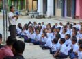 GURU perlu memainkan peranan sebagai pendidik yang bukan sahaja melahirkan pelajar berjaya dalam akademik tetapi rohani dan jasmani.