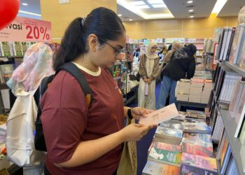 SUBANESANY sedang meneliti koleksi buku yang terdapat di Pesta Buku Antarabangsa Kuala Lumpur (PBAKL) 2025 berlangsung di Pusat Dagangan Dunia Kuala Lumpur (WTCKL).
