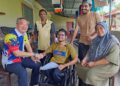 MUHAMMAD Aidil Farhan menerima ucapan tahniah daripada Khoo   Poay Tiongsambil saksikan bapanya Muhammad Kamal Chinakarppen dan Zanariah serta abangnya, Muhammad Shah Jaha di rumah mereka di Kampung Padang Temu, Melaka, hari ini. – UTUSAN/AMRAN ALI.