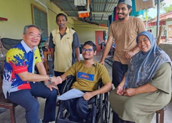 MUHAMMAD Aidil Farhan menerima ucapan tahniah daripada Khoo   Poay Tiongsambil saksikan bapanya Muhammad Kamal Chinakarppen dan Zanariah serta abangnya, Muhammad Shah Jaha di rumah mereka di Kampung Padang Temu, Melaka, hari ini. – UTUSAN/AMRAN ALI.