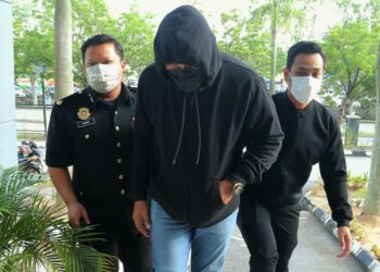 EDDY Khirin Bunaim (tengah) dibawa ke Mahkamah Sesyen Seremban hari ini bagi didakwa atas pertuduhan menipu berkaitan kerja-kerja membaik pulih Pusat Pengumpulan Getah Felda Lui Selatan 1 dan 2  pada 2023.-UTUSAN/MOHD. SHAHJEHAN MAAMIN.