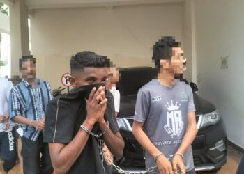 S.R AINGARAN (tengah) ketika dibawa ke Mahkamah Majistret George Town, Pulau Pinang hari ini bagi didakwa menyebabkan kecederaan terhadap seorang anggota polis, Ahad lalu.-UTUSAN/SAFINA RAMLI