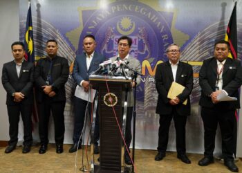AZAM Baki pada sidang akhbar di Putrajaya hari ini.-UTUSAN/FAISOL MUSTAFA