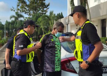 M. KUMAR dihadapkan ke Mahkamah Majistret atas pertuduhan merompak kedai emas dengan bersenjatakan parang di Langkawi.