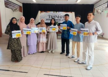 SAPSIRIK Bunteng (empat dari kanan) dan Adibah Romli (kiri) bersama enam lagi pelajar cemerlang STPM yang mendapat PNGK 4.00 di SMK Kubor Panjang, Pendang, Kedah.