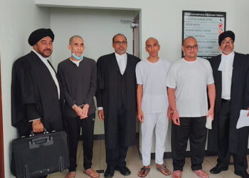 TIGA lelaki terlepas hukuman gantung selepas Mahkamah Tinggi Ipoh, Perak melepas dan membebaskan mereka daripada pertuduhan mengedar dadah jenis kanabis, enam tahun lalu.