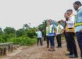 AMINUDDIN Harun  meninjau projek pembinaan jalan baharu di Daerah Port Dickson, yang bakal menghubungkan Persimpangan Lukut (Dataran Segar) hingga ke Kampung Si Rusa.