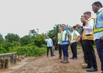AMINUDDIN Harun  meninjau projek pembinaan jalan baharu di Daerah Port Dickson, yang bakal menghubungkan Persimpangan Lukut (Dataran Segar) hingga ke Kampung Si Rusa.