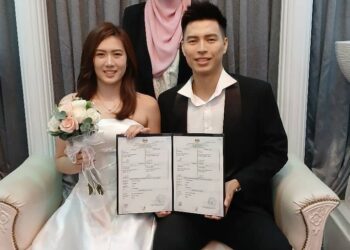 ONG Yew Sin (kanan) dan Aya Ohori (kiri) ketika majlis perkahwinan sivil di Jabatan Pendaftaran Negara (JPN) Melaka pada Khamis lalu. - IHSAN JPN MELAKA