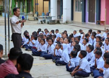 GURU dan pensyarah perlu sentiasa menyedari bahawa mereka membaw imej sebagai tokoh contoh dilihat, dinilai, dan diteladani bukan sahaja pelajar, tetapi seluruh komuniti.