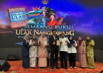 Fathenwan Wan Mohd Nor (kiri) semasa majlis pelancaran buku audio Hikayat Ular Nangkawang sempena Pesta Buku Antarabangsa Kuala Lumpur (PBAKL) 2025 di di Pusat Dagangan Dunia Kuala Lumpur (WTCKL). - UTUSAN/NURUL NATASHA SURIN