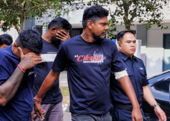 TIGA tertuduh dibawa ke Mahkamah Majistret Seremban hari ini.-UTUSAN/MOHD. SHAHJEHAN MAAMIN