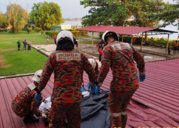 ANGGOTA bomba membawa turun seorang wanita yang maut selepas terjatuh dari tingkat lapan sebuah hotel di Port Dickson petang semalam.-GAMBAR IHSAN BOMBA