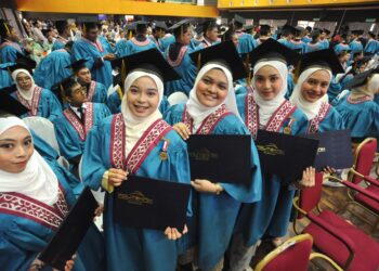 SERAMAI 62,485 calon lepasan SPM yang memohon melalui sistem UPUOnline telah berjaya ditawarkan tempat ke politeknik dan kolej komuniti.
