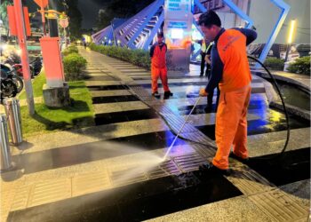 SWM Environment menggerakkan lebih 40 buah lori bertekanan air tinggi untuk menjayakan Ops Tanpa Debu di kawasan tumpuan awam seluruh Johor.