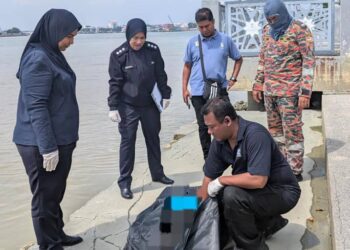 SATU mayat wanita ditemukan di Sungai Muar berhampiran Dataran Tanjung Emas, di Muar semalam.