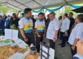 MOHAMAD Sabu bersama penerima anugerah dan pengunjung program itu di Seksyen 32, Shah Alam, Selangor, hari ini. UTUSAN/ISKANDAR SHAH MOHAMED