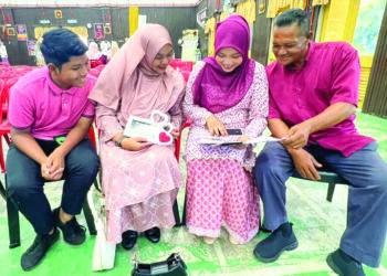 NUR Erma Natasya Azami (tengah) menunjukkan keputusan 
cemerlang diraihnya dalam STPM 2024 yang diumumkan di SMK Syed Alwi, Kangar, Perlis. – UTUSAN/ASYRAF MUHAMMAD