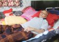 HAMZAH Tawang terbaring atas katil ketika ditemui di Felda Sena, Jengka 16, Pahang. – UTUSAN/SALEHUDIN MAT RASAD