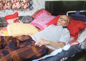HAMZAH Tawang terbaring atas katil ketika ditemui di Felda Sena, Jengka 16, Pahang. – UTUSAN/SALEHUDIN MAT RASAD