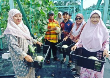 Abdul Razak Khasbullah (dua dari kiri) dan Mohamad Ahda (tiga, kanan) bergambar bersama pengunjung di Ladang Satelit Pusat Kecemerlangan PPK Kuala Langat, Teluk Mengkuang di Kuala Langat, Selangor. – UTUSAN/ABDUL RAZAK IDRIS