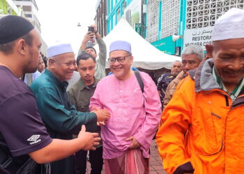 MOHD. Amar Nik Abdullah (tengah) bersalaman dengan orang ramai yang menghadiri Kuliah Pagi Jumaat di Medan Ilmu, Kota Bharu, Kelantan. – UTUSAN/MUSTAQIM MOHAMED