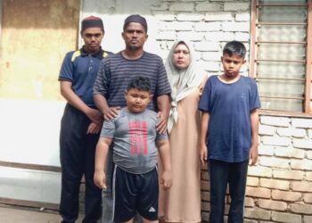MUHAMAD Syahmi Azril Saidil Jamal (kiri) bersama keluarganya ketika ditemui di rumah mereka di Bandar Baru Beris Jaya, Sik, Kedah.