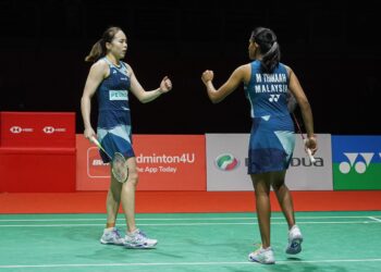 PEARLY Tan-M. Thinaah menyingkirkan gandingan tuan rumah, Lanny Tria Mayasari-Siti Fadia Silva Ramadhanti 18-21, 21-16, 21-17 pada pusingan kedua Kejohanan Badminton Terbuka Indonesia di Jakarta, Indonesia, hari ini.