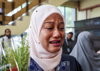 SITI Rozaiwani Ibrahim tidak dapat menahan air mata mengenang pengalaman ketika ditemui di KIAS, Nilam Puri, Kelantan. – UTUSAN/ MUSTAQIM MOHAMED