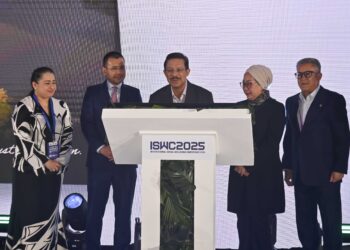MOHD.Zuki Ali (tengah) ketika melancarkan Komitmen Kelestarian KWSP pada Persidangan Kesejahteraan Sosial Antarabangsa 2025 (ISWC 2025) di Kuala Lumpur, semalam. – UTUSAN/SHIDDIEQIIN ZON
