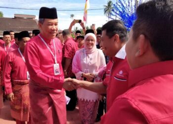 MOHAMAD Hasan ketika hadir pada Mesyuarat UMNO Bahagian Ledang di Dewan Putra Padang Lerek, Tangkak, Johor, semalam.