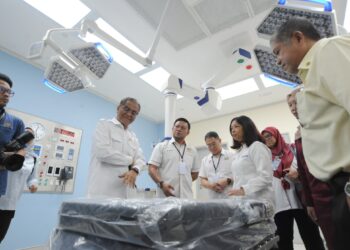 DR. Dzulkefly Ahmad melihat fasiliti yang terdapat dalam Hospital Pasir Gudang pada  Majlis Penyerahan Hospital Pasir Gudang di Bandar Seri Alam, Masai, Johor Bahru Johor hari ini.-UTUSAN//RAJA JAAFAR ALI