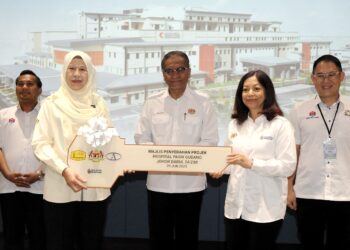 DR. DZULKEFLY Ahmad (tengah) pada Majlis Penyerahan Hospital Pasir Gudang di Bandar Seri Alam, Masai, Johor Bahru, Johor hari ini.- UTUSAN//RAJA JAAFAR ALI