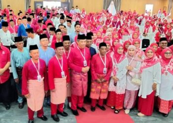 MOHAMAD Hasan (tengah) hadir pada Mesyuarat UMNO Bahagian Ledang di Dewan Putra Padang Lerek, Tangkak, Johor hari ini.