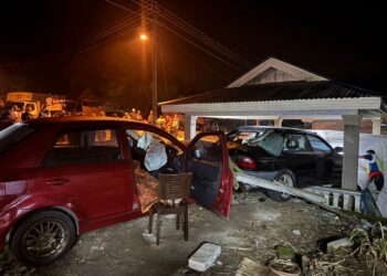 KEADAAN kenderaan dipandu mangsa selepas terlibat kemalangan dengan dua kenderaan lain di Jalan Teratai, Felda Bukit Aping Barat, Kota Tinggi, malam tadi.