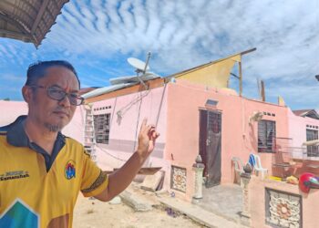 ABDUL Rahim Ahmad menunjukkan keadaan rumah bapa mertuanya yang rosak selepas dilanda ribut dalam kejadian awal pagi di Kampung Pulai Pantai, Melaka hari ini.- UTUSAN/AMRAN ALI.